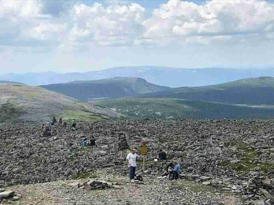Vue sur la chaîne de montagnes verdoyante depuis le sommet du Mont Jacques-Cartier