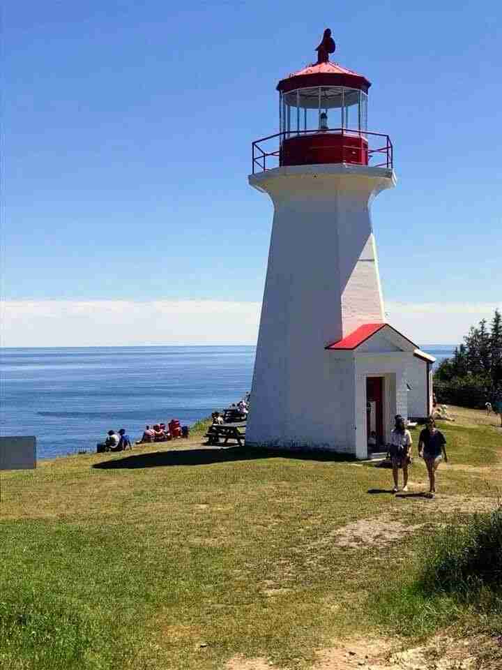 Le phare de cap Gaspé se tient au bout du cap gaspé surplombant le golfe du St-Laurent