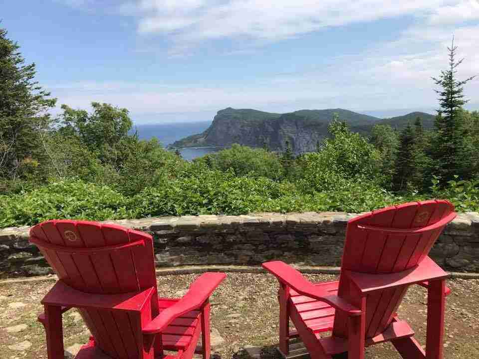 Les chaises rouges de Parcs Canada face à cap Gaspé dans le parc national Forillon