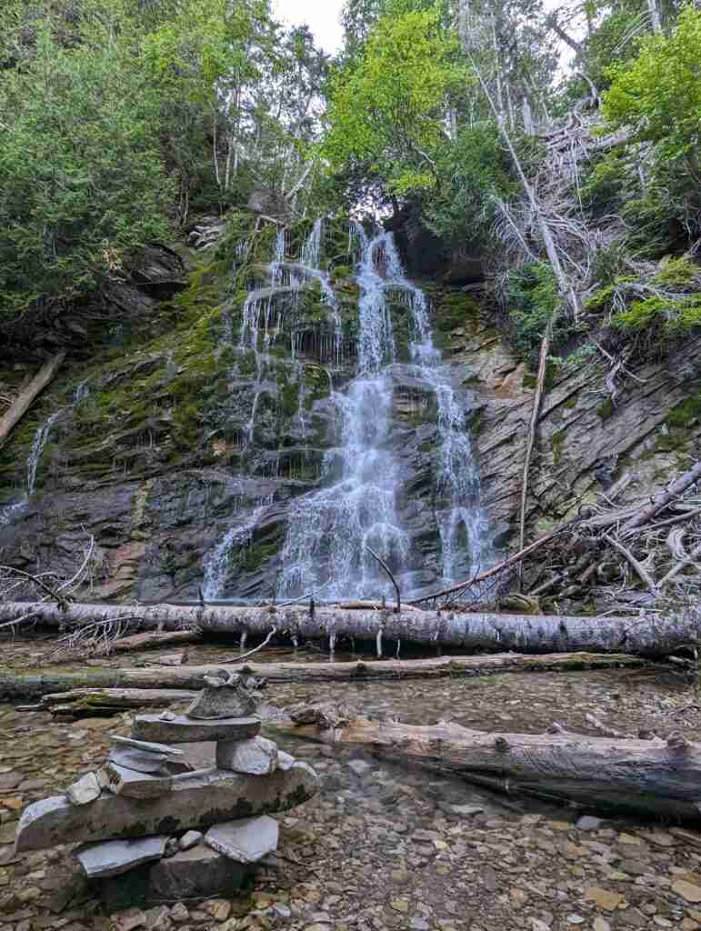 La chute cascade depuis le haut d'une falaise rocheuse du parc national Forillon.
