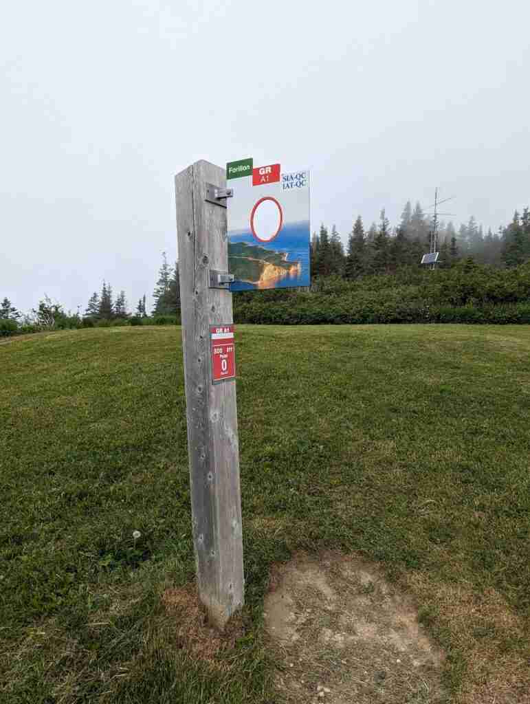 La borne kilométrique 0 au départ (ou à l'arrivée) du sentier international des Appalaches dans le parc national Forillon