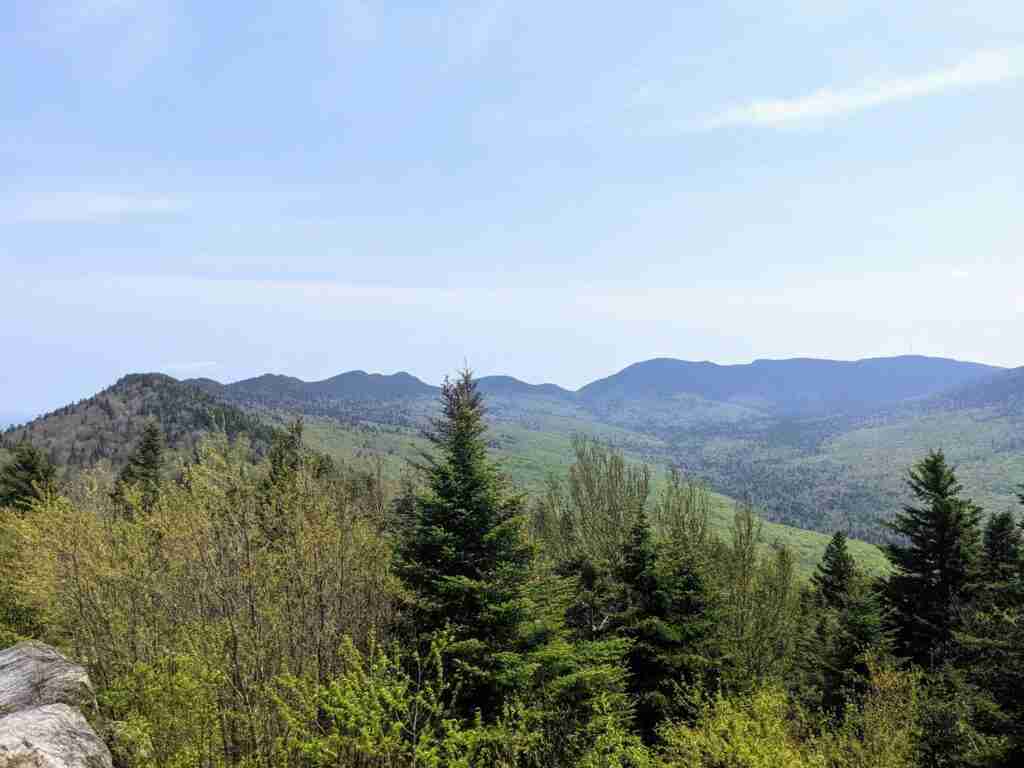 vue sur les sommets et la vaste forêt du parc national du Mont-Mégantic