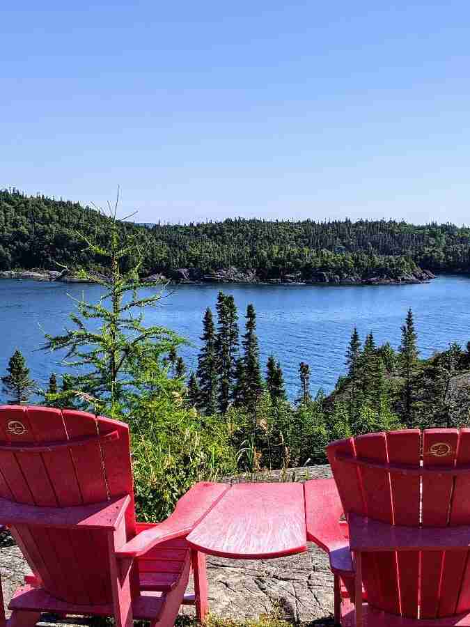 Chaises rouges de Parcs Canada surplombant une baie du lac Supérieur