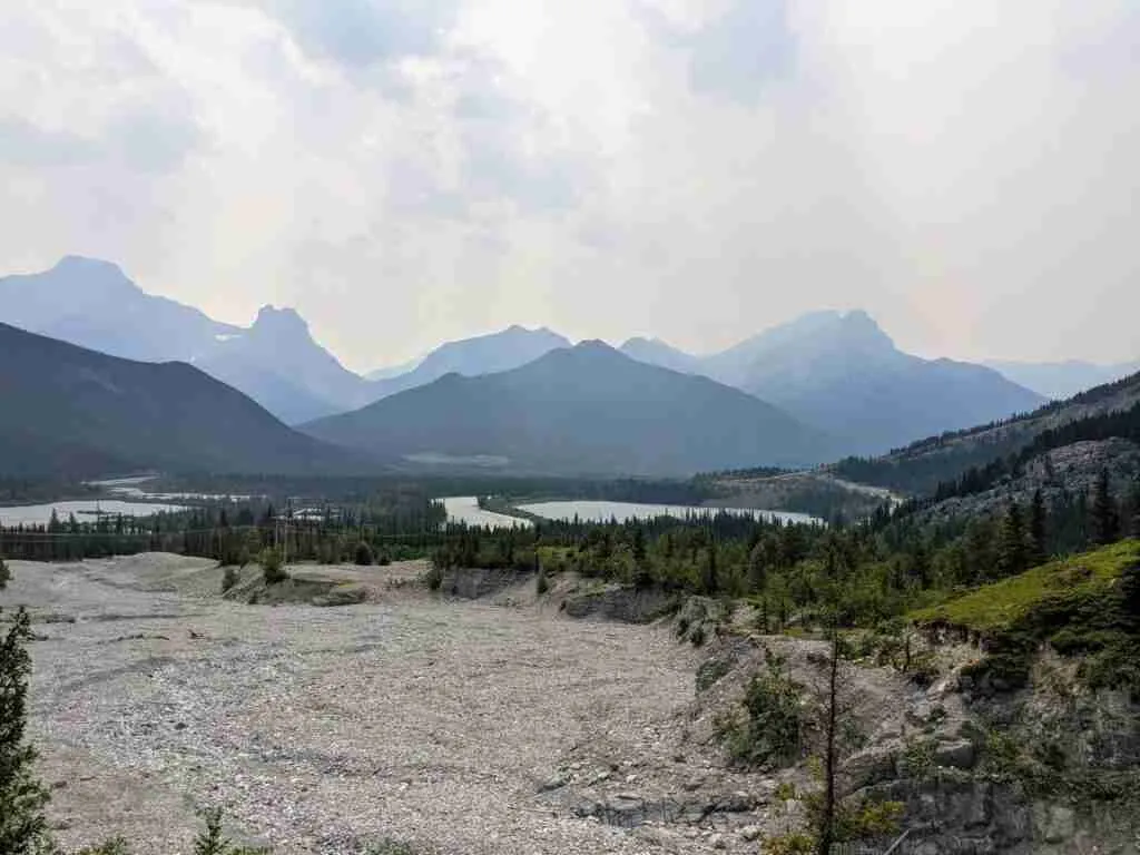 vue sur la rivière et les montagnes depuis le belvédère du sentier Grotto Creek