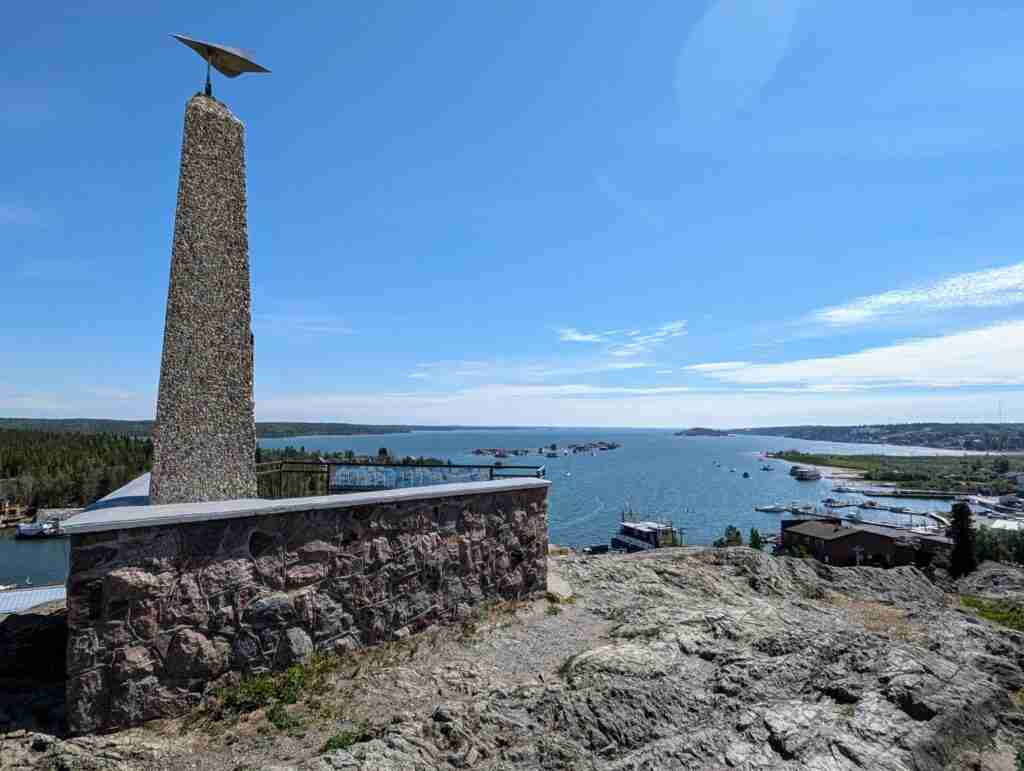 Le monument des pilotes se dresse comme une tour surplombant le lac Great Slave et est l'une des activités amusantes à faire à Yellowknife.