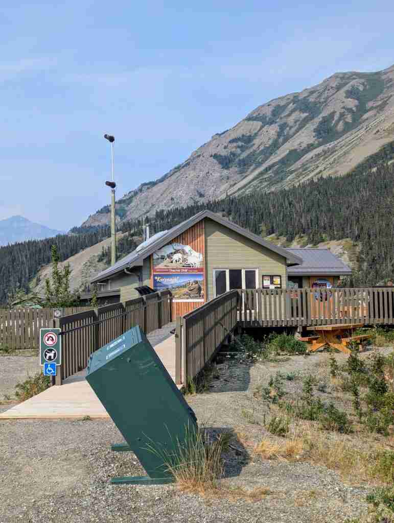 Le centre d'accueil Thechàl Dhâl est une petite cabane au pied du Mont Sheep