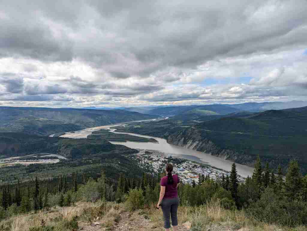 la petite ville de Dawson au bord du fleuve Yukon vue depuis Midnight Dome