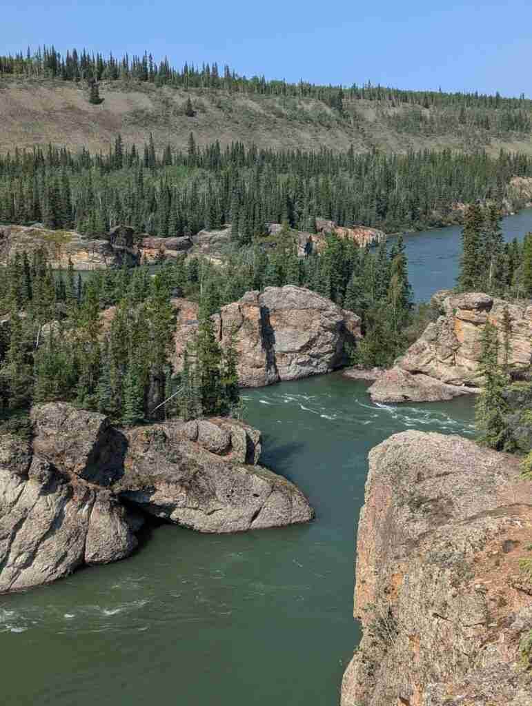 eaux qui coulent à travers des piliers rocheux, vues depuis le sentier d'observation Five Finger Rapids à Carmacks, au Yukon