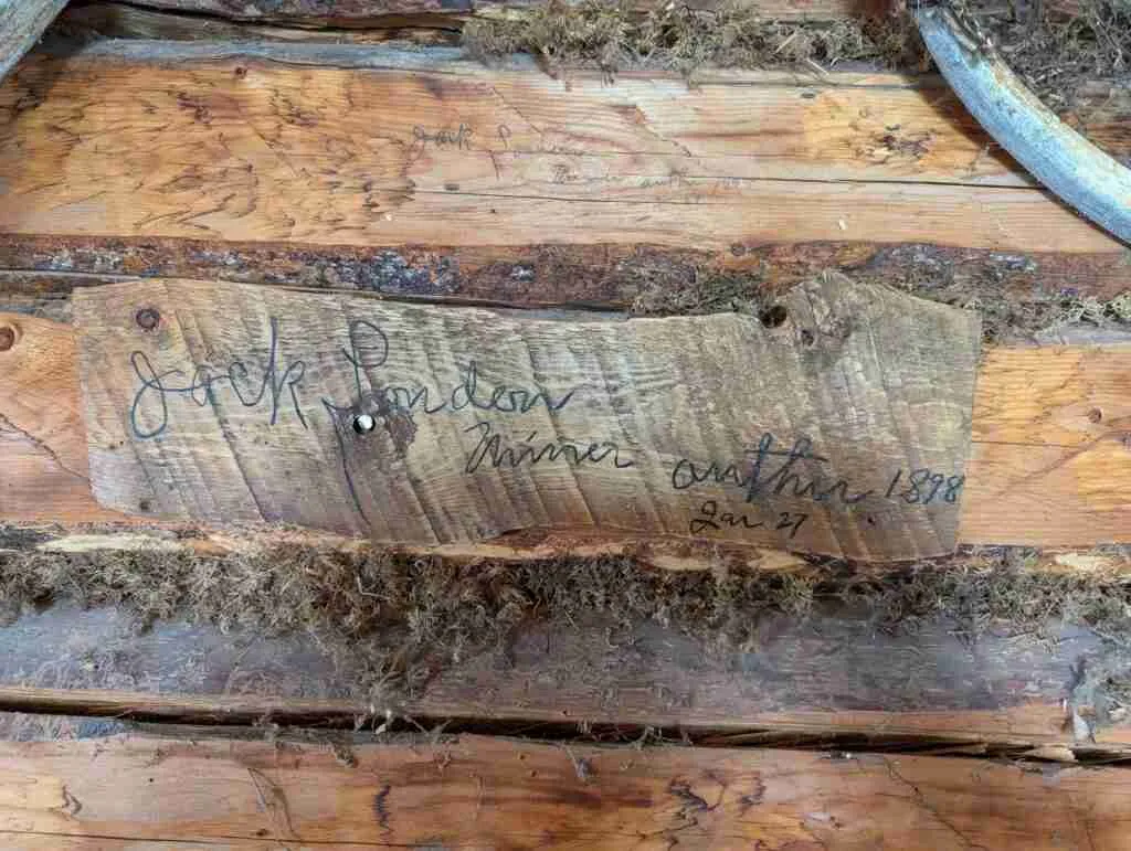 Planche avec la signature datée de Jack London retrouvée dans sa cabane au Yukon