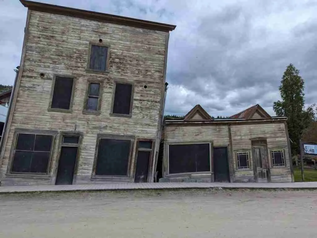 Les maisons qui s'embrassent à Dawson City sont de vieilles maisons en bois adossées les unes aux autres