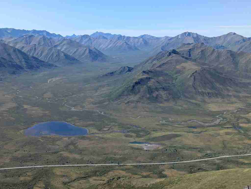 Vue sur les montagnes et le lac sur le sentier de randonnée du parc territorial Tombstone
