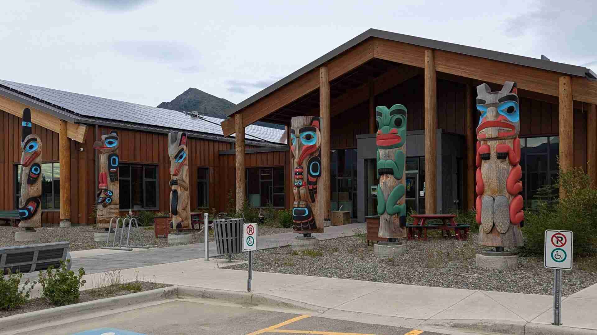 Centre culturel avec les six totems debout à l'entrée à Carcross Yukon