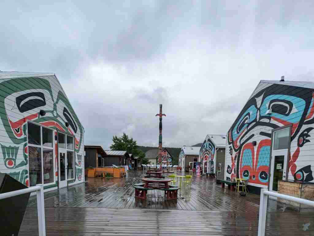 Façades de magasins et de boutiques peintes avec des arts autochtones à Carcross Commons, au Yukon
