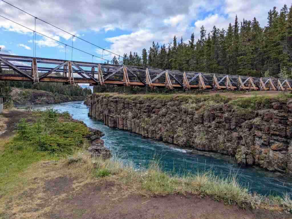 Pont suspendu de Miles Canyon à Whitehorse au Yukon, traversant le canyon avec de l'eau bleue qui coule en dessous