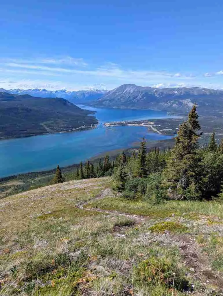 sentier serpentant le mont Nares avec vue sur le lac Nares et Carcross flanqué de montagnes