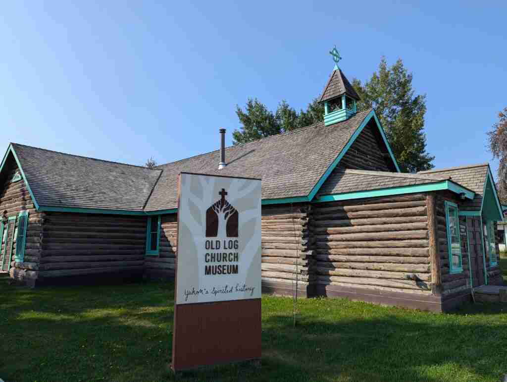 Vieille église en rondins à Whitehorse, Yukon