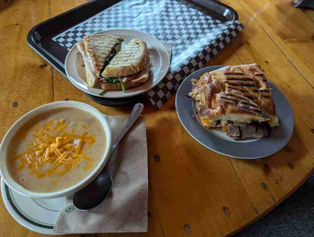 un bol de soupe et deux sandwichs sur du pain panini à la boulangerie du village de Haines Junction, au Yukon