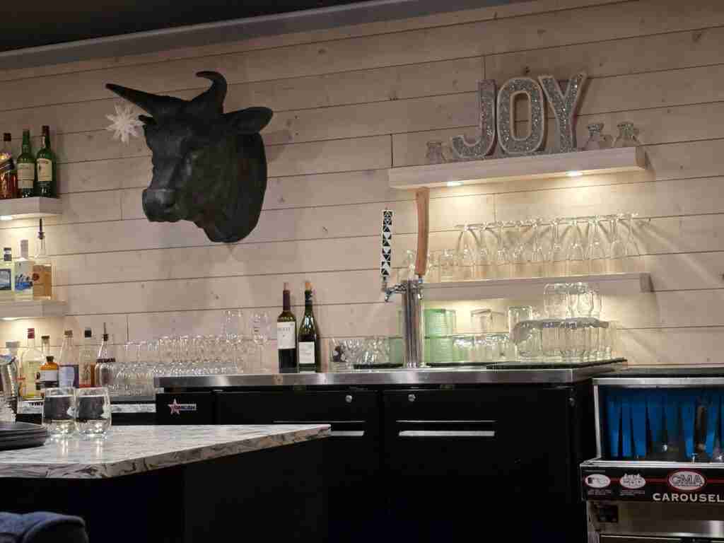 bar avec une tête de taureau sur le mur dans Evil Dave's Grill à Jasper