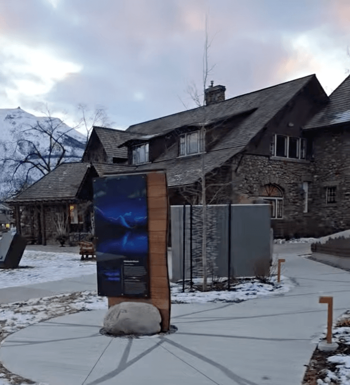 Centre d'accueil de Jasper avec les panneaux d'exposition