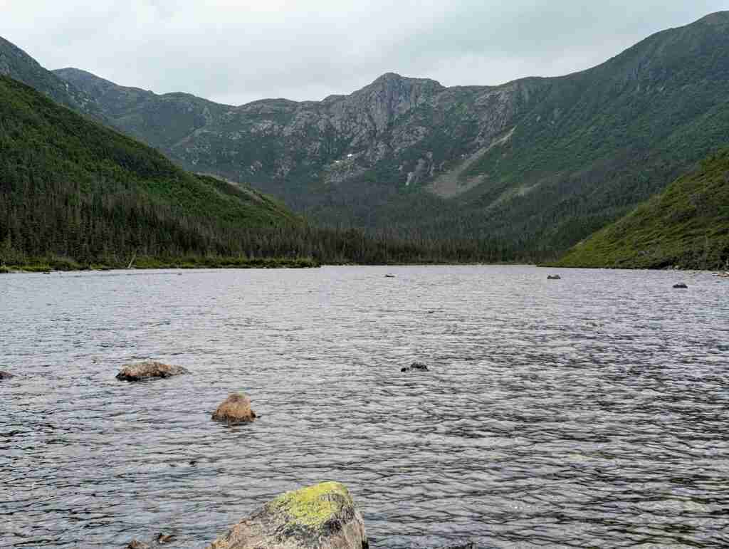 Lac aux Américains entouré de montagnes dans le parc de la Gaspésie