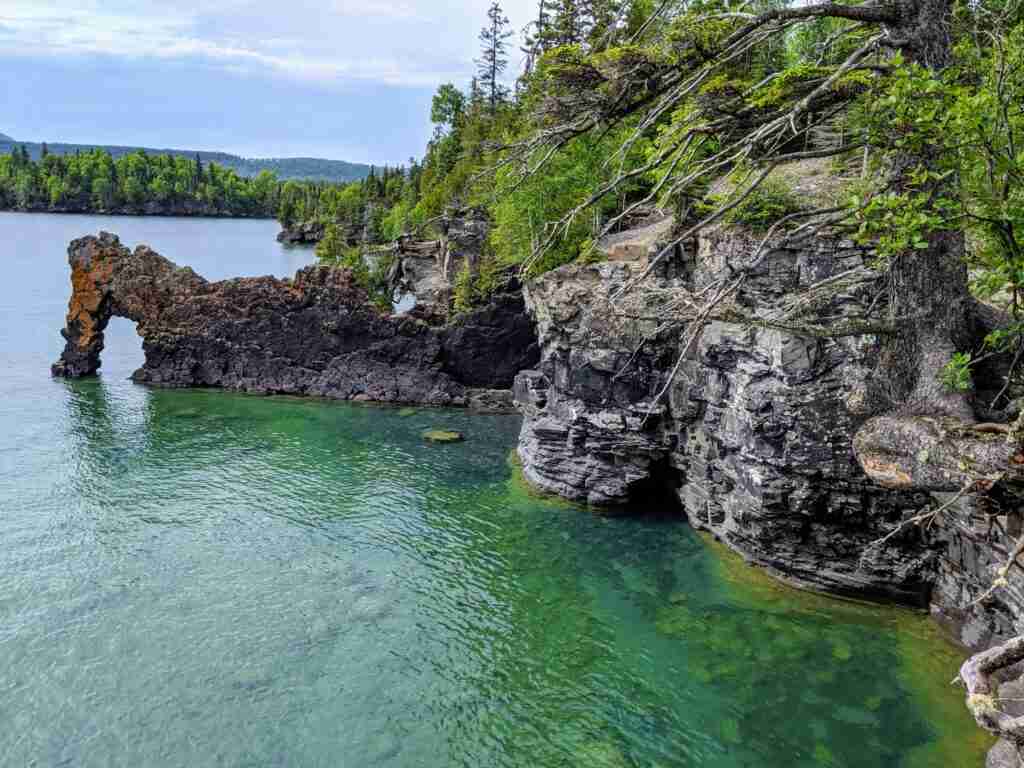 Le littoral du lac Supérieur et sa formation rocheuse en forme d’otarie depuis le sentier Sea Lion.