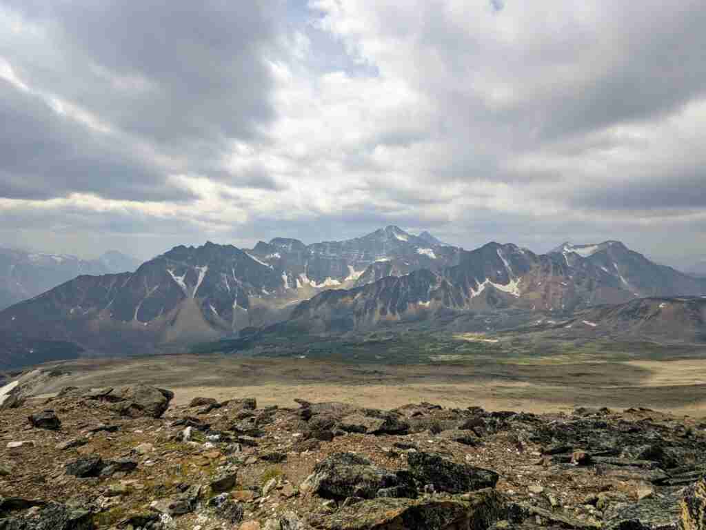 Vue sur les montagnes environnantes du sommet de Indian Ridge dans le parc national Jasper