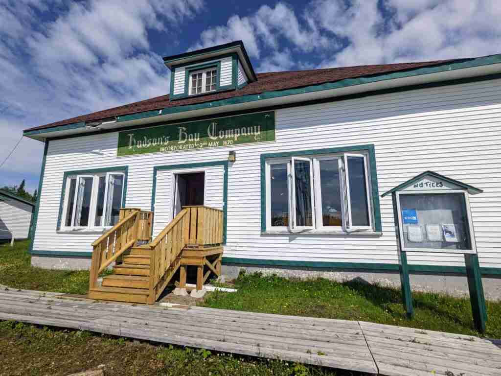 Le bâtiment d'origine de la Compagnie de la Baie d'Hudson a été transformé en musée à North West River, en Terre-Neuve-et-Labrador.