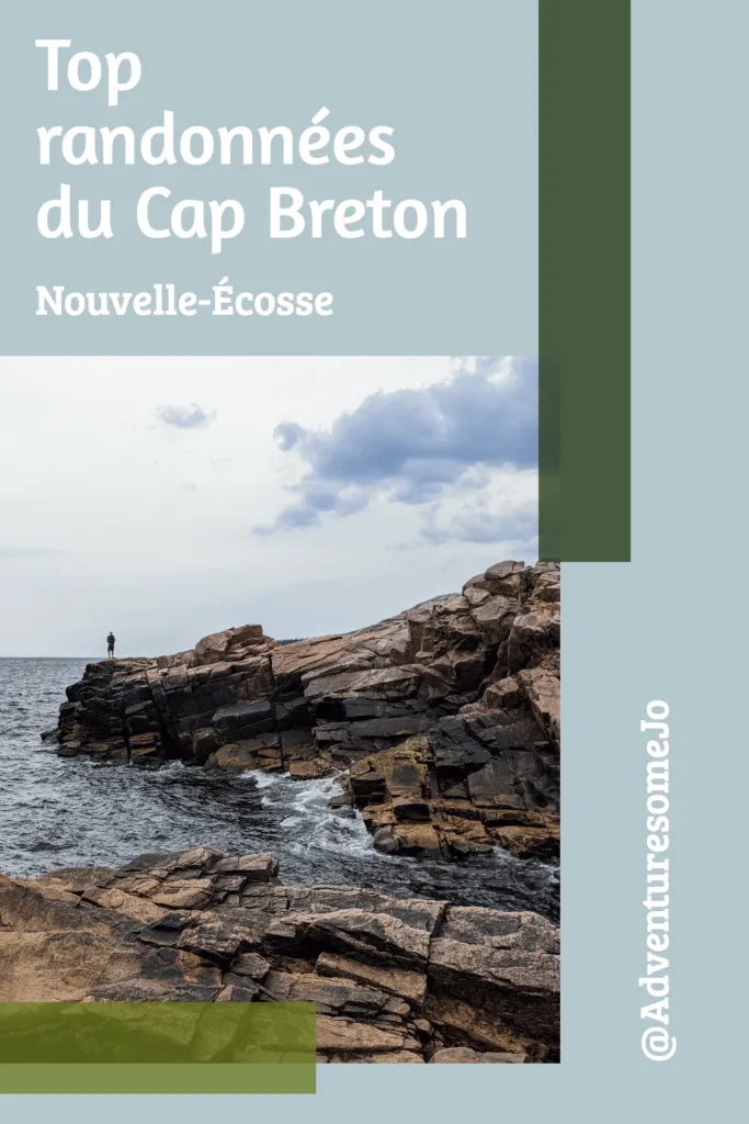 randonneur debout sur la côte rocheuse du Cap Breton en Nouvelle-Écosse