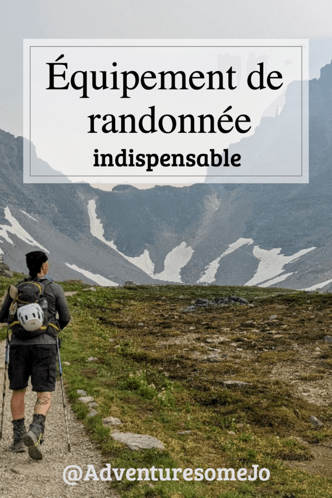 randonneur sur le sentier vers la montagne avec l'équipement de randonnée indispensable dans son sac à dos