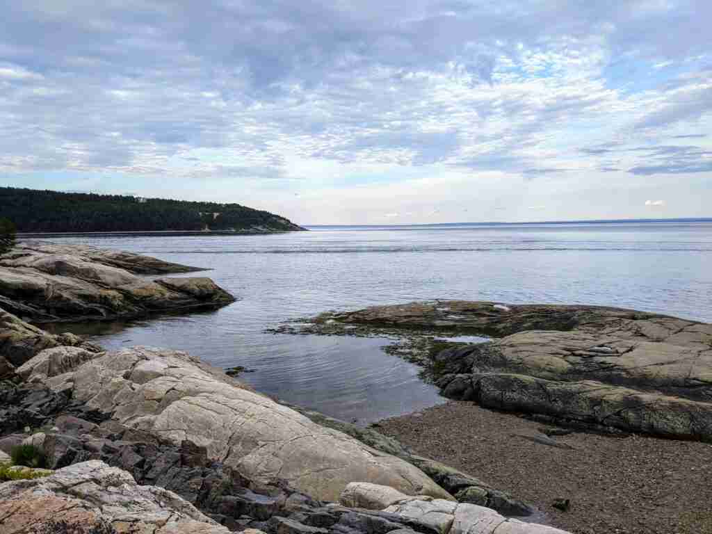 Les rives rocheuses du Saint-Laurent à Tadoussac, parfait pour l'observation des baleines