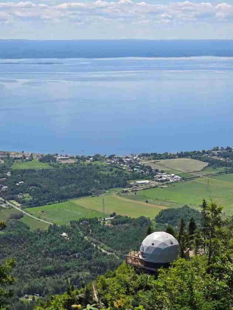 un dome situé au sommet du mont St-Joseph avec vue sur Carleton-sur-Mer et la baie des Chaleurs.