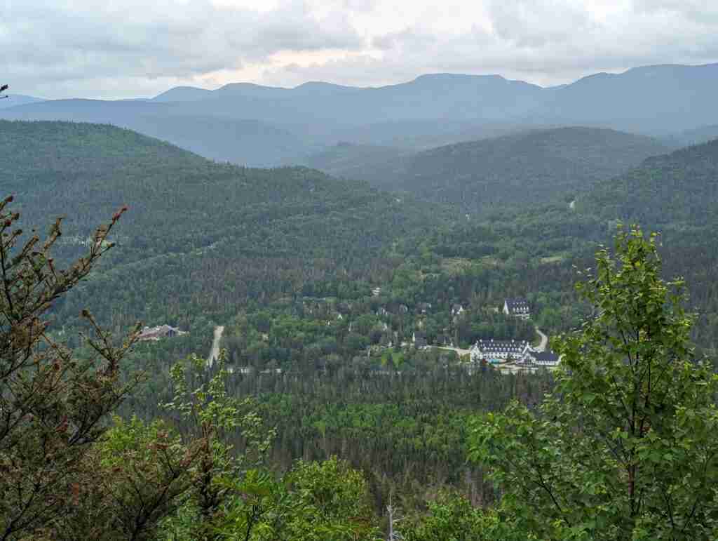 Vue sur le Gîte du Mont-Albert et les montagnes verdoyantes en arrière-plan depuis le belvédère La Saillie.