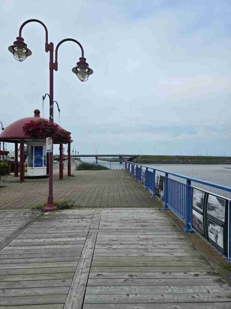 La promenade des capitaines à Matane est un quai de bois avec des panneaux d'interprétation