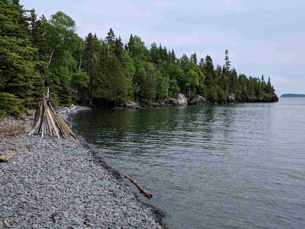 plage de galets sur le sentier Sea Lion dans le parc provincial Sleeping Giant