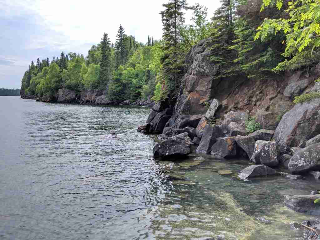 falaises de roches sur le sentier Sea Lion dans le parc provincial Sleeping Giant