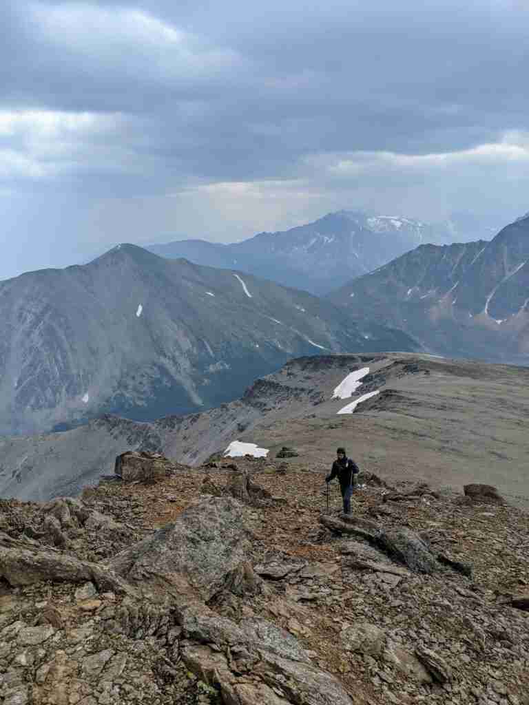 Randonneur près du sommet d’Indian Ridge