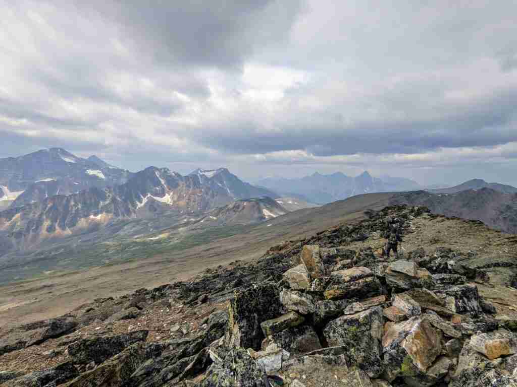 Vue sur la vallée et les montagnes environnantes depuis le sommet d'Indian Ridge, dans le parc national de Jasper.
